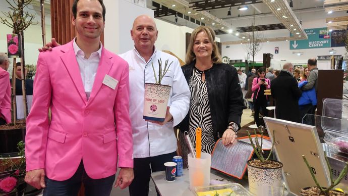 De gauche à droite sur la photo : Mario Kurt Gigerl, responsables de comptes clients pour l’Europe, puis Théo Clevers et son épouse. Toute l’équipe s’est mobilisée trois jours durant pour faire déguster les glaces, bonbons et chocolats à la rose. ©Odile Maillard